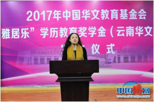 图为云南华文学院党委书记和雪莲发言 王斌 摄 图为云南华文学院党委书记和雪莲发言 王斌 摄
