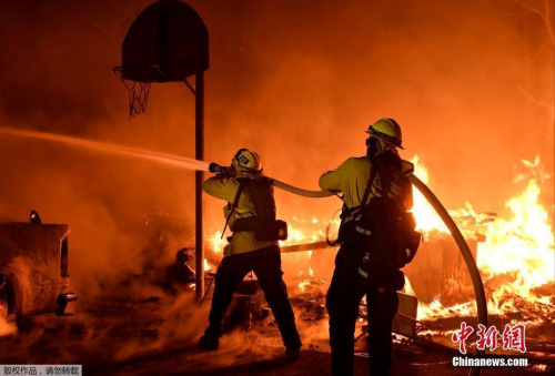 受强风“圣安娜”影响，美国南加州大火持续蔓延，周一(4日)晚，当地数百位居民被紧急撤离。