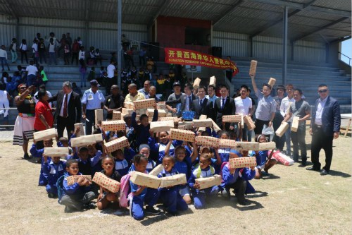 为当地学生捐助圣诞礼包。