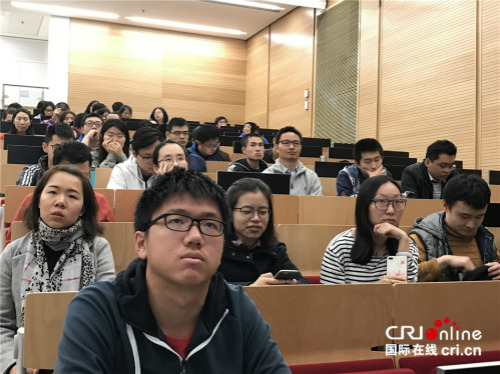 留学生认真听讲座。(摄影孙伶俐) 留学生认真听讲座。(摄影孙伶俐)