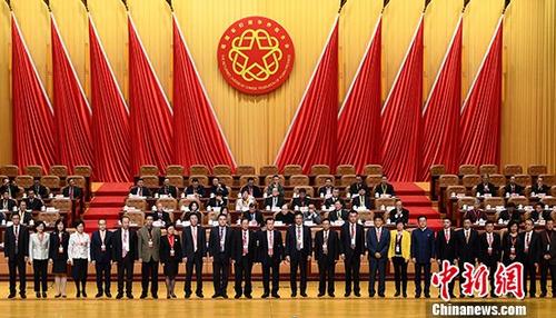 12月7日,福建省第十次归侨侨眷代表大会在福州闭幕,大会选举产生福建省侨联第十届委员会主席、副主席。图为福建省侨联第十届委员会主席、副主席在大会上集体亮相。 <a target='_blank' href='http://www.chinanews.com/'>中新社</a>记者 张斌 摄 12月7日,福建省第十次归侨侨眷代表大会在福州闭幕,大会选举产生福建省侨联第十届委员会主席、副主席。图为福建省侨联第十届委员会主席、副主席在大会上集体亮相。 <a target='_blank' href='http://www.chinanews.com/'>中新社</a>记者 张斌 摄