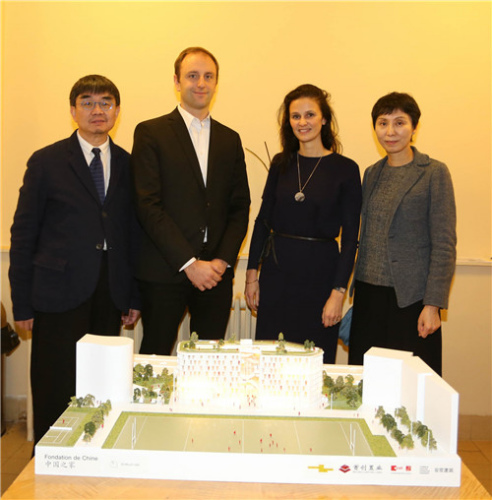 中法建筑师与和园模型。 中法建筑师与和园模型。