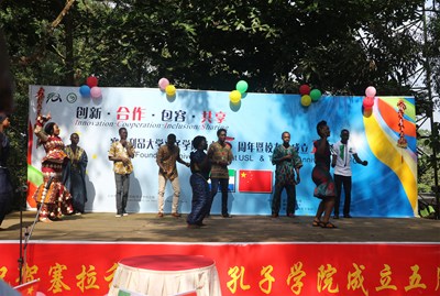 孔院学生舞蹈表演。 孔院学生舞蹈表演。