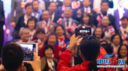 世界海南乡团联谊大会日前第三次走进香港，来自26个国家和地区的6000多名海南乡亲在香港叙乡情、话发展。　宋国强 摄