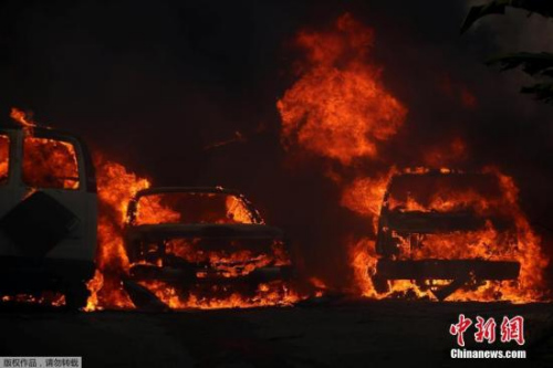 美国加利福尼亚州的邦斯尔市，停放在路边的汽车烧成空壳。