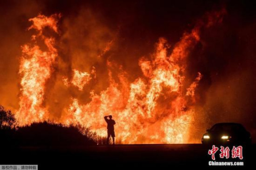 当地时间2017年12月7日，美国加州山火持续，南加州55000英亩地已经燃烧殆尽。