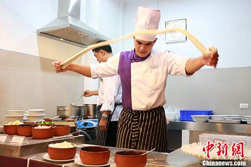 资料图：由中国驻泰国孔敬总领事馆与泰国孔敬大学孔子学院联合主办的“中国厨房”在孔敬孔子学院开幕，为中泰文化交流搭建起一个新平台。 <a target='_blank' href='http://www.chinanews.com/'>中新社</a>记者 胡琳 摄