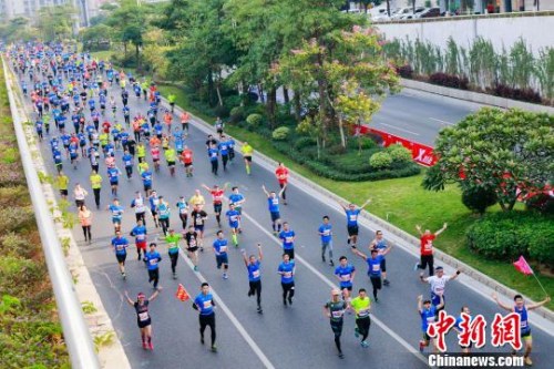 万名参赛跑友沿着晋江“最美道路”世纪大道一路竞逐。(赖进财 摄) 万名参赛跑友沿着晋江“最美道路”世纪大道一路竞逐。(赖进财 摄)