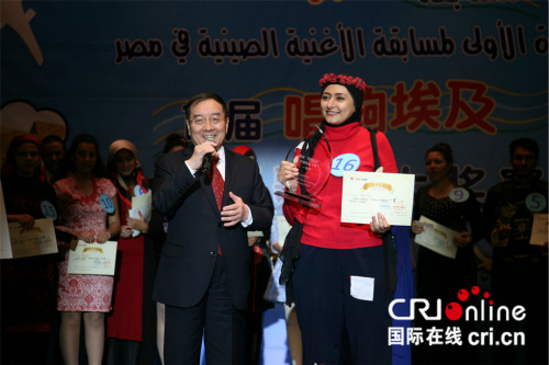 宋爱国大使为获奖选手颁奖。