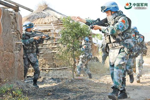 中国第3批赴南苏丹维和步兵营官兵执行武器禁区巡逻任务。 李 赞摄 中国第3批赴南苏丹维和步兵营官兵执行武器禁区巡逻任务。 李 赞摄