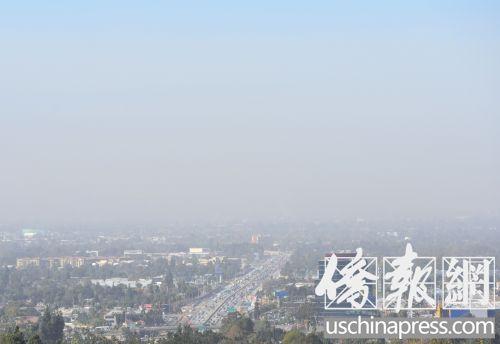 整个洛杉矶东区都被笼罩在烟尘之中。(美国《侨报》记者翁羽摄)