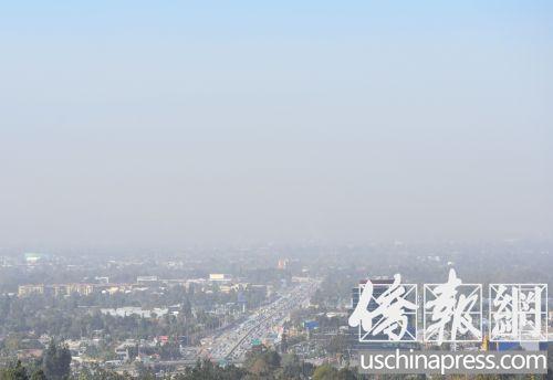 整个洛杉矶东区都被笼罩在烟尘之中。(美国《侨报》记者翁羽摄) 整个洛杉矶东区都被笼罩在烟尘之中。(美国《侨报》记者翁羽摄)