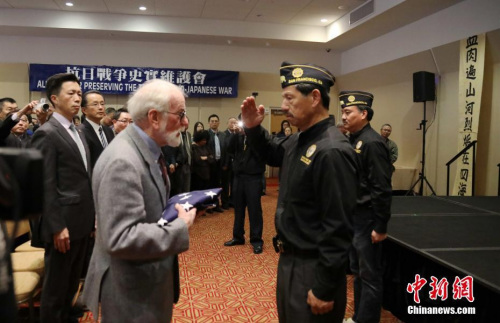 12月10日下午,美国旧金山中华文化中心,中英文口号声不断响起,由南京大屠杀索赔联盟、旧金山湾区中国统一促进会、旧金山抗日史实维护会和慰安妇正义联盟联合主办的“南京祭”纪念活动进入第21年。图为中国驻旧金山代总领事查立友(左一)、南京大屠杀索赔联盟前主席罗杰斯·斯科特(左二)接受美国退伍军人协会华系支会转交美国国旗。<a target='_blank' href='http://www.chinanews.com/'>中新社</a>记者 刘丹 摄 12月10日下午,美国旧金山中华文化中心,中英文口号声不断响起,由南京大屠杀索赔联盟、旧金山湾区中国统一促进会、旧金山抗日史实维护会和慰安妇正义联盟联合主办的“南京祭”纪念活动进入第21年。图为中国驻旧金山代总领事查立友(左一)、南京大屠杀索赔联盟前主席罗杰斯·斯科特(左二)接受美国退伍军人协会华系支会转交美国国旗。<a target='_blank' href='http://www.chinanews.com/'>中新社</a>记者 刘丹 摄