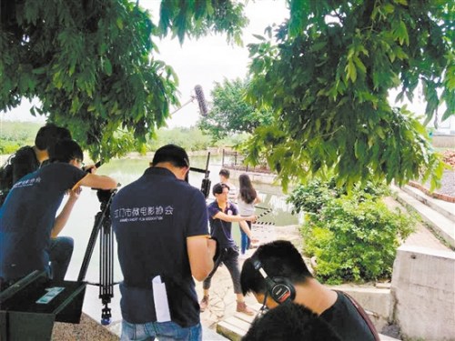 我市微电影制作团队在器材上朝专业化方向发展。 我市微电影制作团队在器材上朝专业化方向发展。