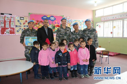 7日,在位于黎巴嫩南部提尔市的玛加迪小学,中国维和官兵与幼儿班学生合影留念。新华网发 7日,在位于黎巴嫩南部提尔市的玛加迪小学,中国维和官兵与幼儿班学生合影留念。新华网发