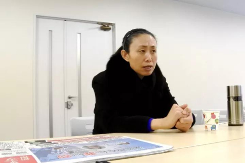 江歌妈妈接受记者采访。图片来源：东方新报