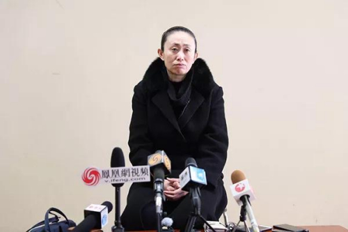 12月10日，江歌的母亲江秋莲在东京池袋的浅草公会堂接受媒体采访时，哽咽落泪。图片来源：澎湃新闻 姚为 摄