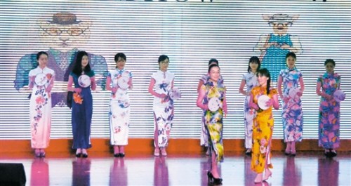 中方学生表演旗袍秀 中方学生表演旗袍秀