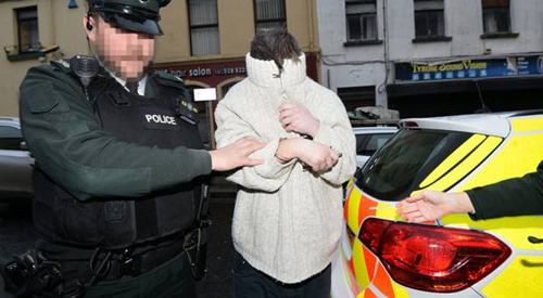 卢娜的丈夫史蒂芬·麦金尼被警方逮捕。(图片来源：《贝尔法斯特电讯报》)