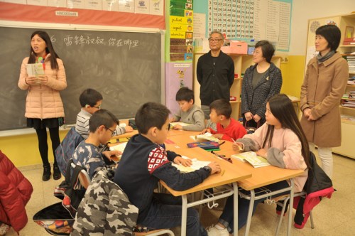 林总领事走进华文学校课堂。