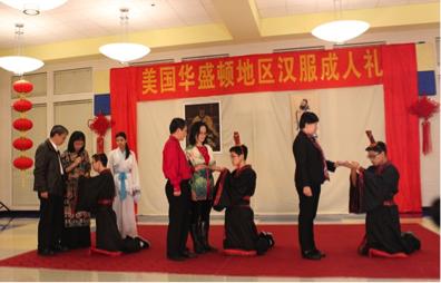学生参加“汉服成人礼”，学习中国古代传统礼仪。(美国《世界日报》/美中实验学校提供)