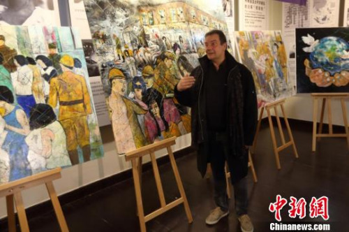 帕赫希望通过自己的画作声援中国的“慰安妇”幸存者。　泱波 摄