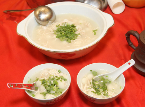 霹雳河婆同乡会妇女组准备的特色咸汤圆，糖水中有鸡丝也有青葱，与众不同。（马来西亚《星洲日报》）