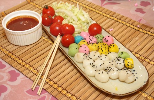 主办方准备的汤圆，七彩小巧的日式造型，伴有参峇酱，有着全民都是一家人的意思。（马来西亚《星洲日报》）