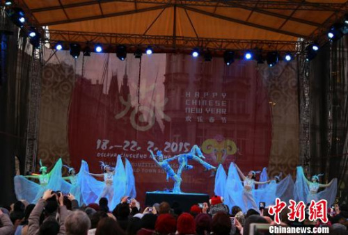 资料图:张家界魅力湘西赴国外交流演出场景 资料图:张家界魅力湘西赴国外交流演出场景
