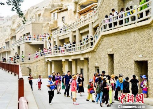 资料图:敦煌莫高窟游人如织。 王斌银 摄 资料图:敦煌莫高窟游人如织。 王斌银 摄