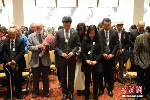 12月10日下午,美国旧金山中华文化中心,中英文口号声不断响起,由南京大屠杀索赔联盟、旧金山湾区中国统一促进会、旧金山抗日史实维护会和慰安妇正义联盟联合主办的“南京祭”纪念活动进入第21年。来自华裔、韩裔、菲律宾裔、非裔及白人社区各界人士500余人,向80年前南京大屠杀的死难者默哀,献上白色玫瑰。<a target='_blank' href='http://www.chinanews.com/'>中新社</a>记者 刘丹 摄 12月10日下午,美国旧金山中华文化中心,中英文口号声不断响起,由南京大屠杀索赔联盟、旧金山湾区中国统一促进会、旧金山抗日史实维护会和慰安妇正义联盟联合主办的“南京祭”纪念活动进入第21年。来自华裔、韩裔、菲律宾裔、非裔及白人社区各界人士500余人,向80年前南京大屠杀的死难者默哀,献上白色玫瑰。<a target='_blank' href='http://www.chinanews.com/'>中新社</a>记者 刘丹 摄