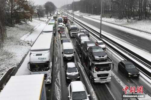 欧洲多国遭暴风雪吹袭，致交通堵塞。图片来源：视觉中国