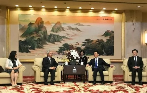 旧金山市长李孟贤(左2)和上海市委书记韩正(右2)亲切交谈。(美国侨报)