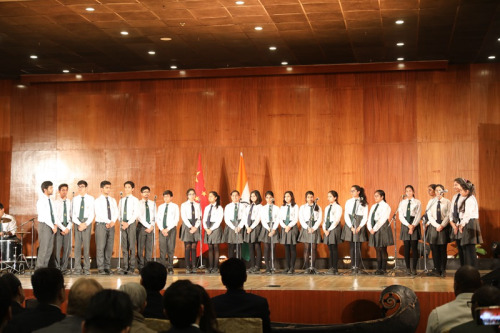 德里公学中学生合唱《茉莉花》。