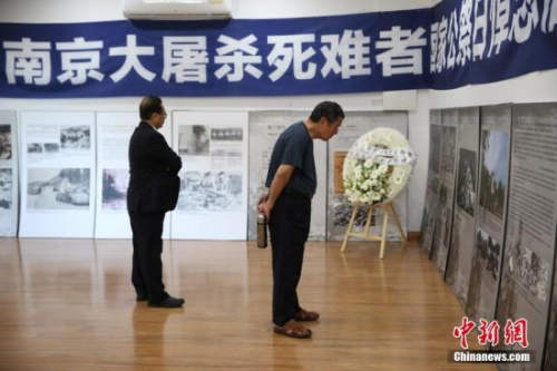 12月13日,悉尼侨界举行南京大屠杀死难者国家公祭日悼念活动,30多个社团的近百名华侨华人参加。图为与会者参观“南京大屠杀”图片展。 <a target='_blank' href='http://www.chinanews.com/'>中新社</a>记者 陶社兰 摄 12月13日,悉尼侨界举行南京大屠杀死难者国家公祭日悼念活动,30多个社团的近百名华侨华人参加。图为与会者参观“南京大屠杀”图片展。 <a target='_blank' href='http://www.chinanews.com/'>中新社</a>记者 陶社兰 摄