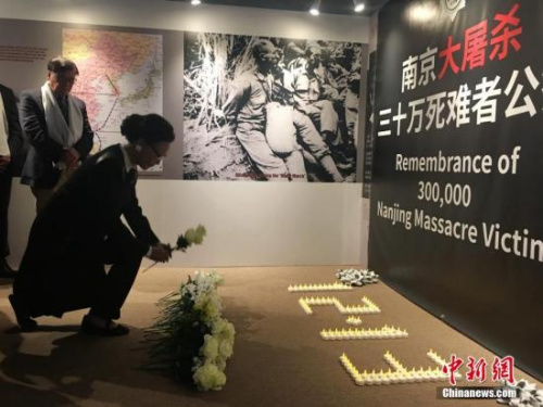 当地时间12月12日16时,美国旧金山,海外抗日战争纪念馆创办人方李邦琴与民众在馆内举办南京大屠杀死难者国家公祭日纪念活动,悼念30万死难同胞。 <a target='_blank' href='http://www.chinanews.com/'>中新社</a>记者 刘丹 摄 当地时间12月12日16时,美国旧金山,海外抗日战争纪念馆创办人方李邦琴与民众在馆内举办南京大屠杀死难者国家公祭日纪念活动,悼念30万死难同胞。 <a target='_blank' href='http://www.chinanews.com/'>中新社</a>记者 刘丹 摄