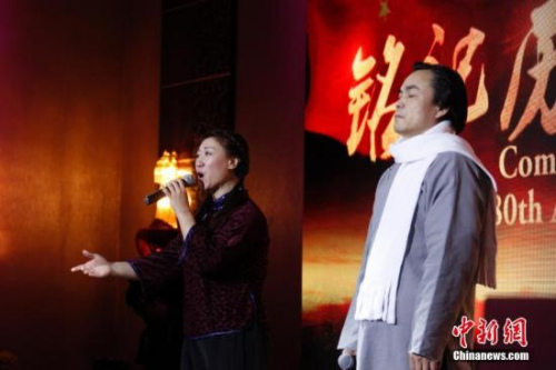 资料图:当地时间12月9日,加拿大安大略省各界华人共同举办的“南京大屠杀80周年追思会”在多伦多举行。来自华人社区及其他多个族裔社区的逾千名代表参加此次主题为“铭记历史,祈愿和平”的追思会。图为歌者演唱《松花江上》。 <a target='_blank' href='http://www.chinanews.com/'>中新社</a>记者 余瑞冬 摄 资料图:当地时间12月9日,加拿大安大略省各界华人共同举办的“南京大屠杀80周年追思会”在多伦多举行。来自华人社区及其他多个族裔社区的逾千名代表参加此次主题为“铭记历史,祈愿和平”的追思会。图为歌者演唱《松花江上》。 <a target='_blank' href='http://www.chinanews.com/'>中新社</a>记者 余瑞冬 摄