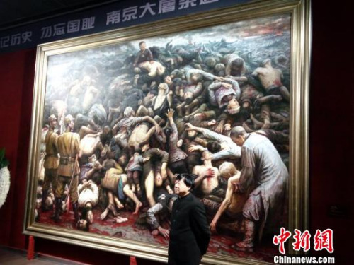李自健曾先后三次绘制《南京大屠杀》　邓霞　摄