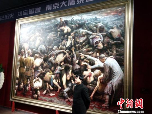 李自健曾先后三次绘制《南京大屠杀》 邓霞 摄 李自健曾先后三次绘制《南京大屠杀》 邓霞 摄