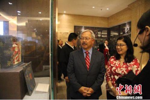 2017年10月14日,旧金山市长李孟贤一行访问贵州茅台。(图片来源:<a target='_blank' href='http://www.chinanews.com/' >中新网</a>资料图) 2017年10月14日,旧金山市长李孟贤一行访问贵州茅台。(图片来源:<a target='_blank' href='http://www.chinanews.com/' >中新网</a>资料图)