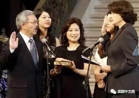李孟贤在家人陪同下宣誓就职旧金山市市长