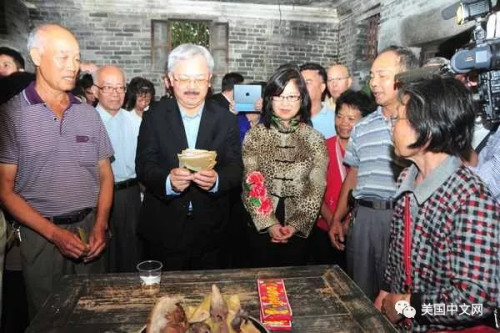 李孟贤与夫人回乡祭祖 李孟贤与夫人回乡祭祖