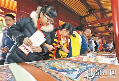 孩子们在参观色彩艳丽的唐卡。 孩子们在参观色彩艳丽的唐卡。