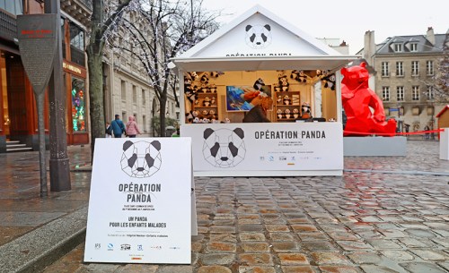 12月13日,由成都IFS、巴黎左岸圣日耳曼德佩委员会共同主办的—“OPERATION PANDA”(熊猫行动)活动在巴黎左岸的圣日耳曼德佩广场隆重揭幕,这是成都与圣日耳曼德佩“国际友好街区”结盟后的首个合作项目。(法国《欧洲时报》/主办方供图) 12月13日,由成都IFS、巴黎左岸圣日耳曼德佩委员会共同主办的—“OPERATION PANDA”(熊猫行动)活动在巴黎左岸的圣日耳曼德佩广场隆重揭幕,这是成都与圣日耳曼德佩“国际友好街区”结盟后的首个合作项目。(法国《欧洲时报》/主办方供图)