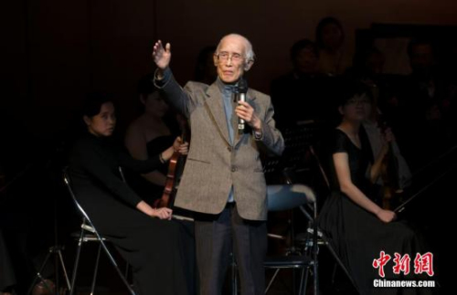 资料图:余光中朗诵《乡愁》。<a target='_blank' href='http://www.chinanews.com/'>中新社</a>发 骆云飞 摄 资料图:余光中朗诵《乡愁》。<a target='_blank' href='http://www.chinanews.com/'>中新社</a>发 骆云飞 摄
