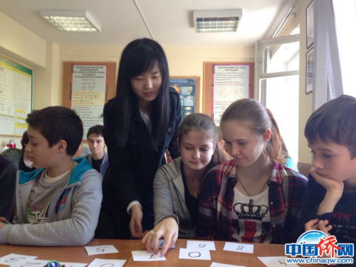 作者教俄罗斯孩子汉语（图片由作者提供）