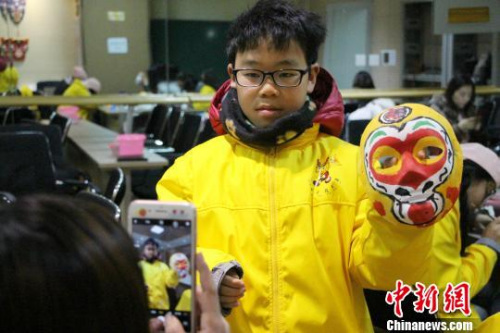 济南社火脸谱非遗传人授艺华裔青少年 传承中