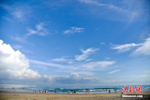 资料图：海南岛东海岸的万宁石梅湾吸引众多游人观看海天一色美景。洪坚鹏 摄 