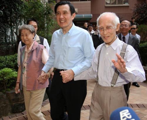 资料图:余光中与马英九。图片来源:台湾联合新闻网 资料图:余光中与马英九。图片来源:台湾联合新闻网
