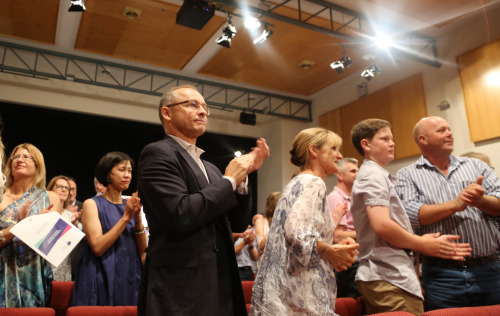 颁奖会场内为学子们的优异成绩拍手庆祝的家长们。(澳洲新快网) 颁奖会场内为学子们的优异成绩拍手庆祝的家长们。(澳洲新快网)